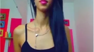 Latino spielt mit ihrem tollen Arsch und ihrer Fotze