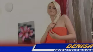 Frau ist nass vom Muschi reiben