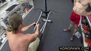 Heiße Sportlehrerin wird von einem riesigen Schwanz in den Arsch gefickt