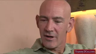 Die lateinamerikanische Transe Jane Marie bläst und reitet auf einem großen Schwanz