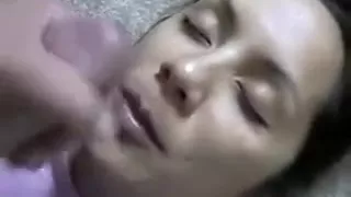 Wunderschönes, süßes, unprofessionelles Paar, das auf der Couch leckt, bläst und fickt