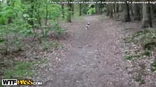 Verruchte Freundin bläst Penis im Freien bis die Sahne fließt