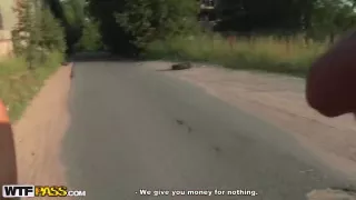 Sexy Mädchen im Bikini erwirbt für Sex bezahlt