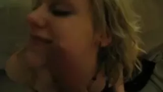 Böse süße College-Braut, die tollen Sex zu Hause genießt