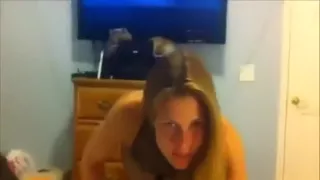 Unprofessionelle, unreife Person, die dem Kameramann ihren Dienst erweist