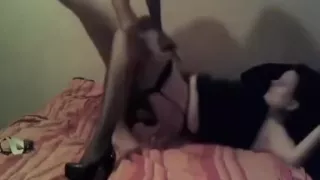 Ein Mann betrügt seine Frau mit diesem unreifen Mädchen