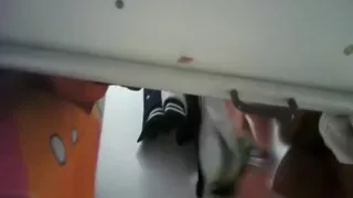 Spionieren von Unreifen in der Umkleidekabine