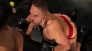 Heiße schwule Kerle in schmutziger schwuler Masturbationsszene