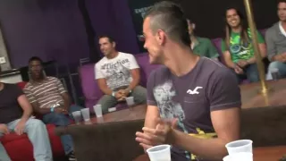 Jungs blasen einen Schwanz in der Öffentlichkeit