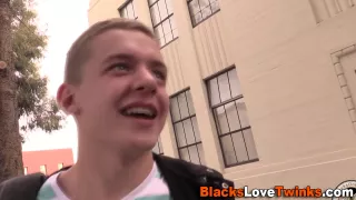 Twink in Schwarz geduscht