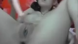 Asian hottie plays with her asshole