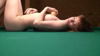 Russische Süße auf dem Billardtisch