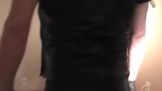 Seltsam maskiert gibt Kopf in BDSM