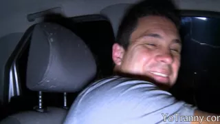 Chesty Latina Transe Blowjob dann gefickt in einer Anal-Session