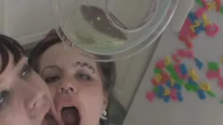 Junge Hure trinkt Pisse in einer Schüssel