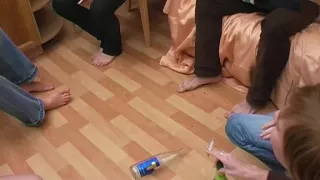 Süße College-Schönheiten verschlingen und ficken Schwänze auf der Party