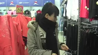 Engulfing 10-Pounder in public place is a turn on