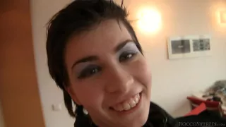 Sexy teen with shaved pussy does professional blowjob