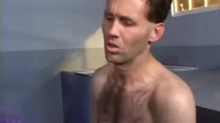 Heiße Schlampe im Käfig wird ins Gesicht gefickt und bespritzt