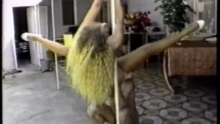 Large-titted blond copulates herself with double-headed sex tool