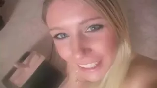 Allison dreht eine Runde im Sybian zu Hause