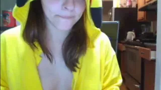 Niedliche Dunkelbraune reibt einen Massager auf ihrer Klitoris