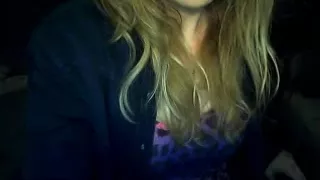 Blondes Mädchen zeigt ihre schönen Titten und ihren heißen Arsch