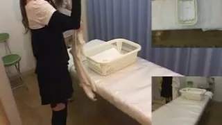 Japanisches Babe genießt eine heiße ölige Massage mit Fingern