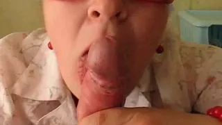 Reife chinesische Schlampe gibt meinem Schwanz einen heißen tiefen Blowjob