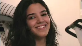 Lustvolle Dunkelbraune macht nach dem Training einen heißen Striptease im Fitnessstudio