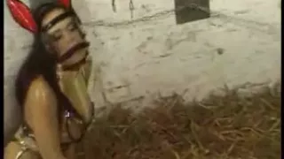 Meister erniedrigt zwei heiße Sklavenmädchen in Latex