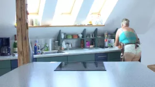 Mutti zieh die Schuerzte aus