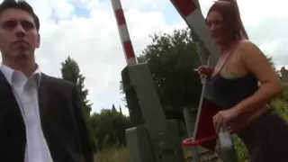 Besoffene Nutte laesst sich fuer fuenf Mark ficken