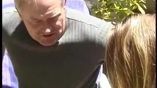 Schulmädchen College-Floozy von älterem Freund gruppenvergewaltigt