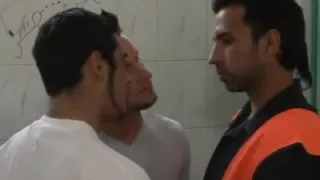 Homo-Freunde ficken in öffentlicher Toilette