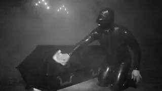 Leibeigener in Latex bekommt es hart von seiner Domina