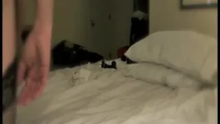 Cuckold Sissy gefickt mit massivem roten Gürtel auf Jock