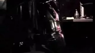 Sissy Leibeigene in Latex bekommt Femdom Faustfick Action