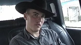 Auf dem Parkplatz zeigt Rodeo-Mike seinen Schwanz