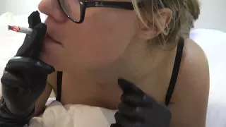 Teenie gibt ihm einen Handjob mit Handschuhen