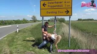 Junge Göre lässt sich im Freien ficken