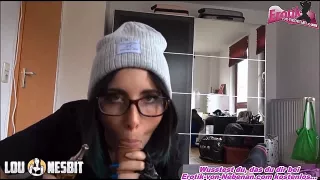 Perverse Amateurdarstellerin Lou Nesbit beim Blowjob mit Rauchfetisch