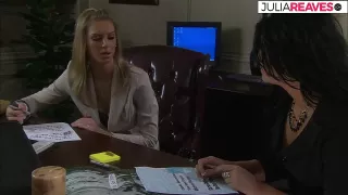 Nach Feierabend treiben es die Lesben auf dem Schreibtisch