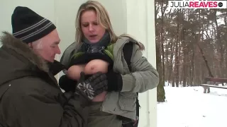 Blondes Tittengirl fickt im Schnee mit einem alten Knacker