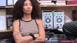 Brünettes diebisches Lockengirl fickt den Detektiv