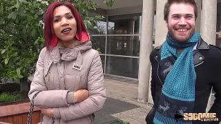 Unrasiertes Luder bei Cowgirl Sex arschgefickt