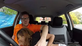 Ebony Fahrschülerin fickt ihren Lehrer im Auto