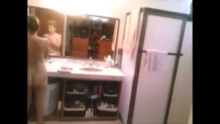 Er filmt seine nackte Schwester heimlich im Badezimmer