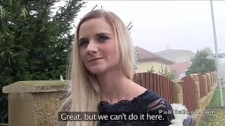 Blonde Amateurin lässt sich für Taschengeld im Auto ficken