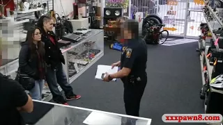 Fick vor versteckter Kamera in einem Pfandleihhaus